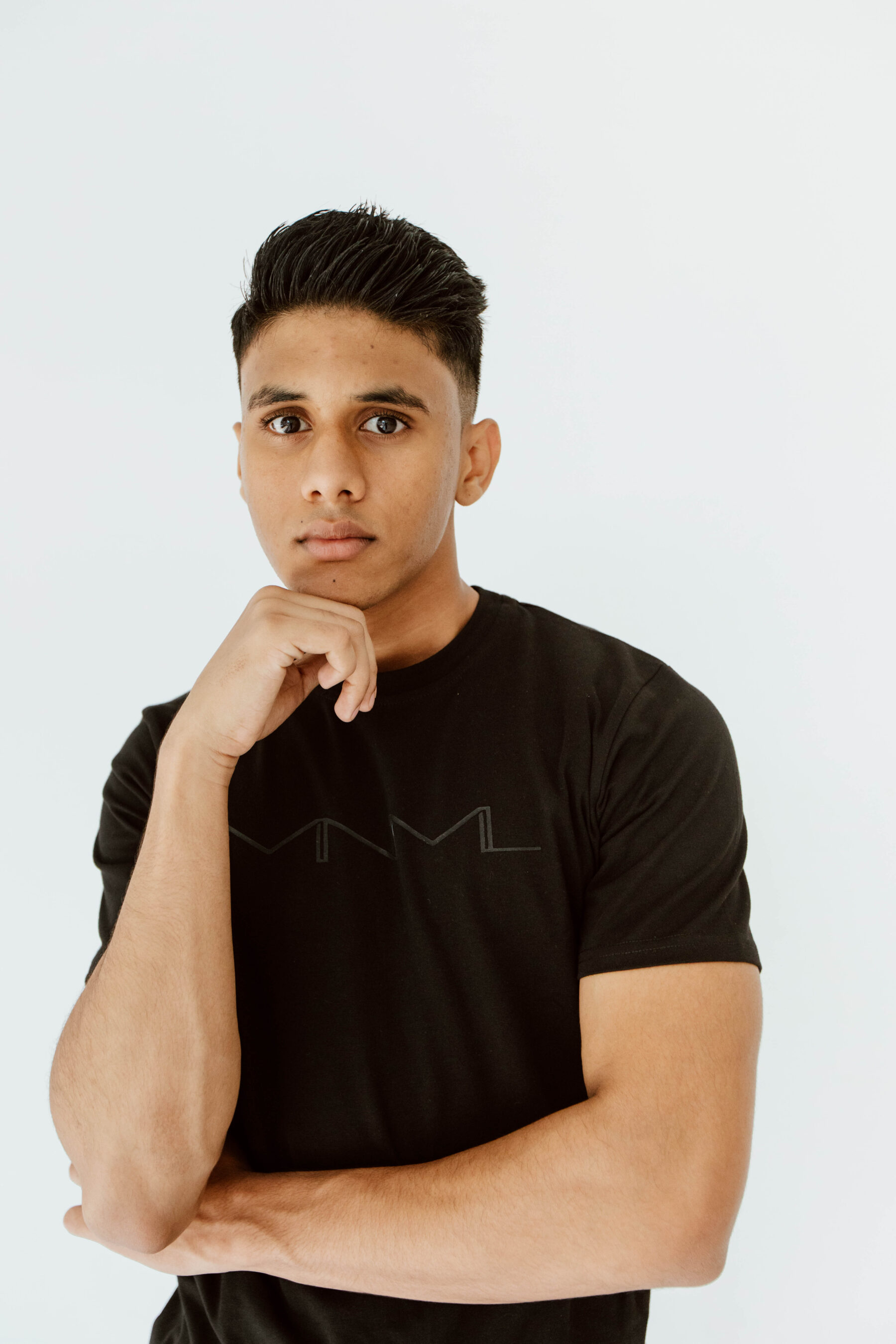 Subtle Essential Tee – Black